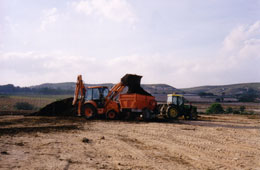 Maquina distribuyendo abono