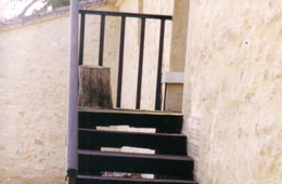 Escalera con traviesas de madera